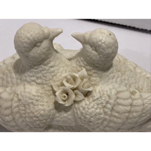 LOVE DOVES WHITE PORCELAIN TRINKET BOX, Birds, Knick Knacks - Picture 2 of 9